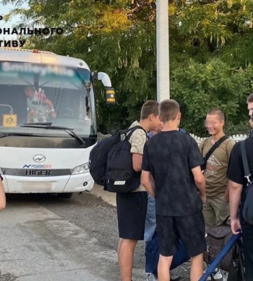 Росія вивозить українських дітей на пропаганду під виглядом «подарунків»
