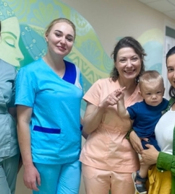 Медсестра з Луцька стала хресною передчасно народженому малюку, якого виходжувала в реанімації