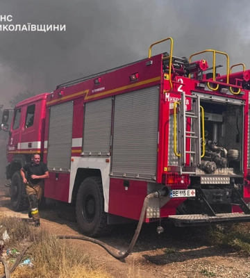 На Миколаївщині масштабна пожежа в екосистемі перекинулася на приватний сектор