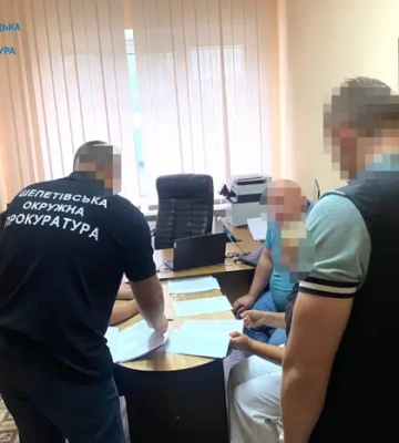 Зловживання службовим становищем. На Хмельниччині 13 посадовців отримали підозри