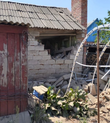 Атаки по Дніпропетровщині: поранені, зруйновані будинки та нові пожежі