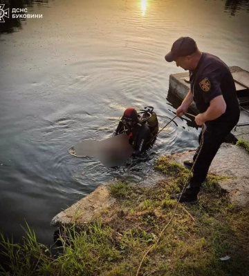 На Буковині рятувальники дістали з водойми тіло потопельника, - ДСНС