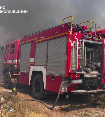 На Миколаївщині масштабна пожежа в екосистемі охопила приватні будинки