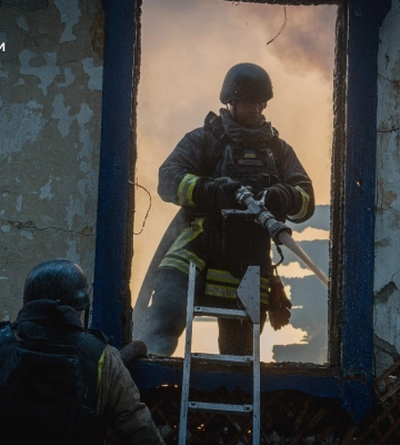 У Бурині на місці ворожої атаки рятувальники ліквідували пожежу (відео)
