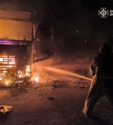 На Дніпропетровщині окупанти вдарили по рятувальниках під час гасіння пожежі