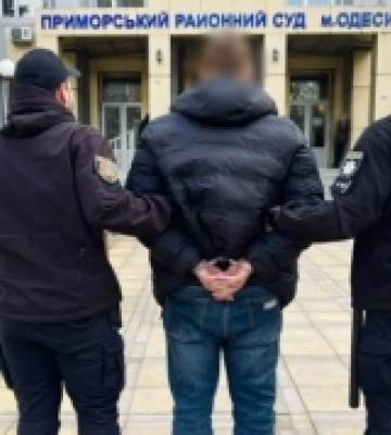 До 8 років тюрми загрожує чоловіку, який в центрі Одеси побив перехожого