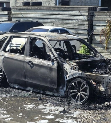 Водій намагався врятувати авто: у Франківську горіла “BMW X5” (ВІДЕО)