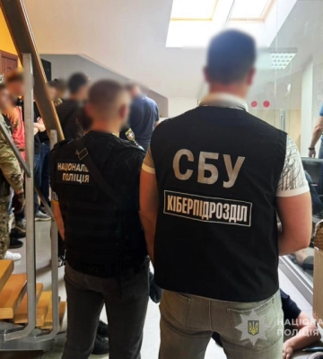 У Луцьку припинили діяльність шахрайського кол-центру (Фото)