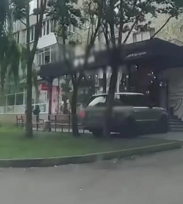 Його зупинили сходи: у Рівному нетверезий водій Range Rover влаштував «перегони» з патрульними (ВІДЕО)