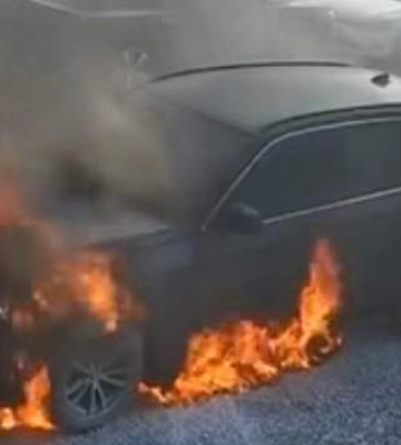 В Ивано-Франковске BMW буквально в огне влетело на территорию СТО: шокирующее видео
