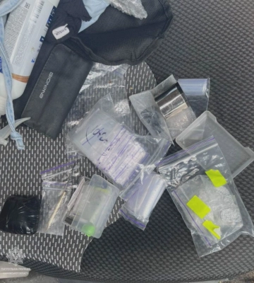 В авто харків’янки патрульні знайшли 20 пакетиків із наркотиками