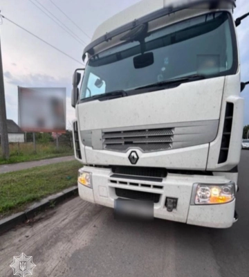 Порушення ПДР та авто з «вбитими» шинами: у Сарнах патрульні зупинили п’яного водія вантажівки