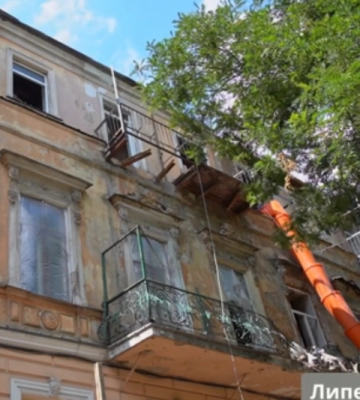 В центрі Одесі розпочали відновлення будинку, пошкодженого внаслідок російського обстрілу