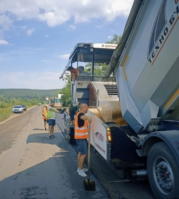 Біля Чернівців триває ремонт міжнародної траси у напрямку ЄС