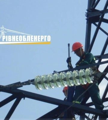 Енергетики працюють над відновленням електропостачання після негоди на Рівненщині