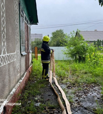 Енергетики працюють над відновленням електропостачання після негоди на Рівненщині