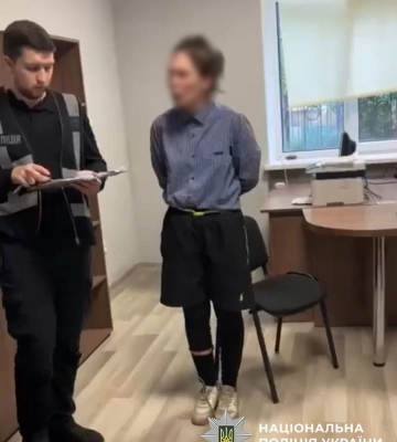 У Києві затримали жінку, яка під дією наркотиків поцілила ножем у спімешканця