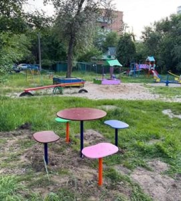 Гірки, гойдалки, пісочниці: де у Полтаві оновили дитячі майданчики