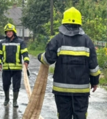 У Рівному та навколишніх селах рятувальники відкачують воду з підтоплених домогосподарств