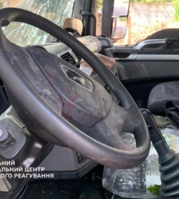 Російський дрон атакував вантажівку ДСНС у Херсоні. Поранені двоє рятувальників