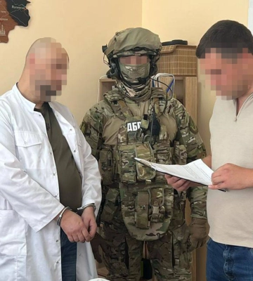 Викрито групу лікарів, які за хабарі допомагали ухилянтам отримати інвалідність та виїхати за кордон, - ДБР. ФОТОрепортаж