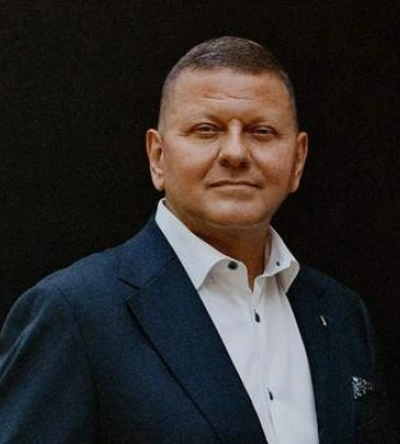 В элегантном темно-синем костюме: Валерий Залужный снялся в фотосессии для Vogue В элегантном темно-синем костюме: Валерий Залужный снялся в фотосессии для Vogue