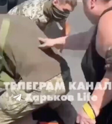 Военнослужащие ТЦК силой заталкивают в автобус мужчину в Харькове: местные пытаются этому помешать. ВИДЕО