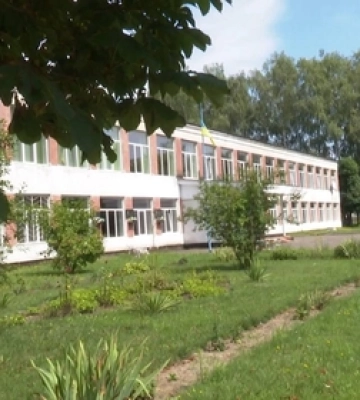 Батьки учнів ліцею в селі на Волині б&#039;ють на сполох через укриття-довгобуд (відео)