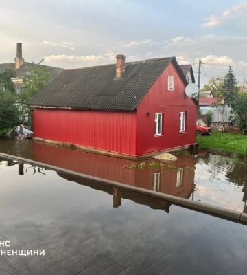 Спасатели ликвидируют последствия непогоды в пяти областях Украины