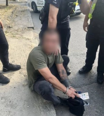Погрожуючи ножем, заволоділи автівкою: у Миколаєві поліцейські затримали двох чоловіків та повідомили про підозру
