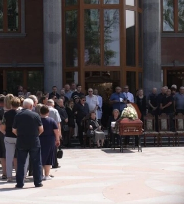 Аграрія з Чернігівщини Леоніда Яковишина поховали у мавзолеї, який він будував для себе понад 10 років Аграрія з Чернігівщини Леоніда Яковишина поховали у мавзолеї, який він будував для себе понад 10 років