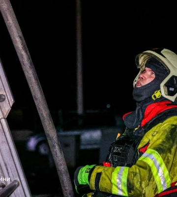 Из-за падения обломков вражеского дрона в Харькове горит автомобиль, данных о пострадавших нет