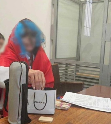 За те, що жінка вивісила в Одесі російський триколор, суд відправив її не за грати, а до лікарні
