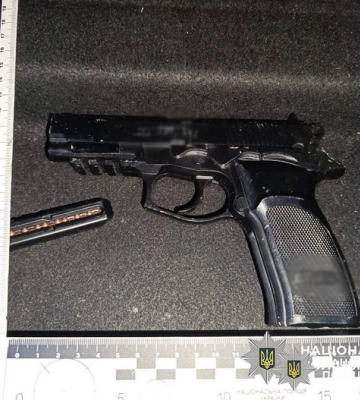 У Києві затримали чоловіка, який вчинив стрілянину на Троєщині, поранивши місцевого мешканця