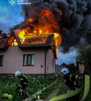 Масштабна пожежа на Львівщині: вогнеборці врятували дві будівлі, - ФОТО