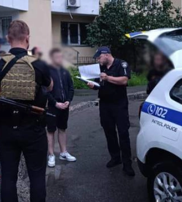 Ранил в лицо: в Киеве водитель выстрелил в прохожего из-за замечания относительно парковки