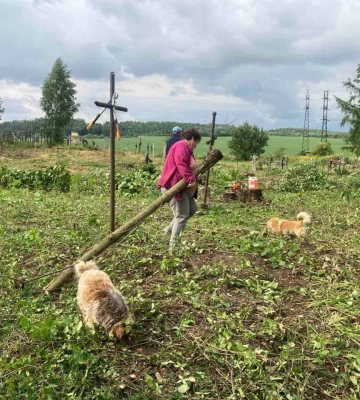 Жителі села на Рівненщині згуртувалися, щоб розчистити кладовище (ФОТО)