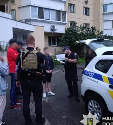 У Києві 19-річний поцілив в обличчя чоловіку через зауваження щодо паркування