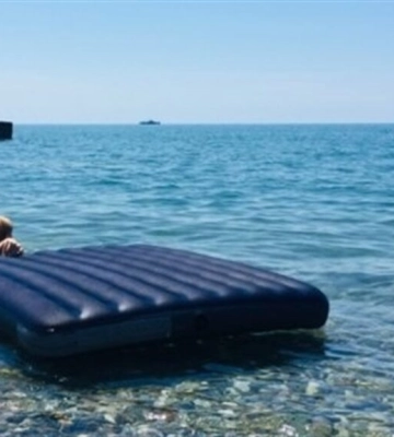 В Одесі шістьох людей на матрацах віднесло в море