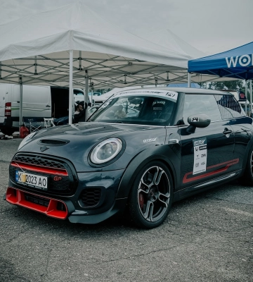 Самый быстрый в истории: в Киеве заметили очень редкий 300-сильный Mini 