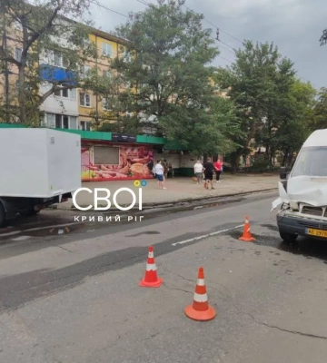 На Дніпропетровщині зіштовхнулися маршрутка з пасажирами та хлібовозка (Фото)