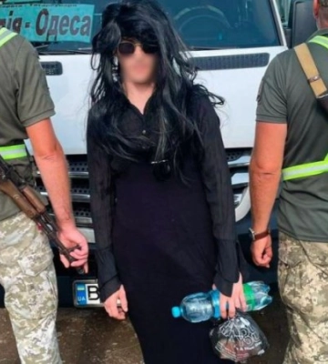 На Одещині затримали чоловіка, який переодягнувся жінкою, щоб потрапити за кордон