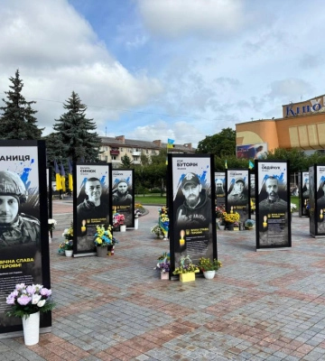 Інсталяція “Ціна Незалежності” у Рівному поповнилася 21 портретом Героїв