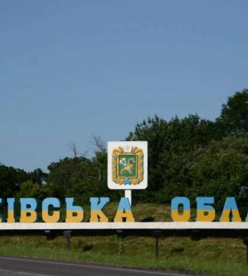 Через ворожий удар по передмістю Харкова спалахнула пожежа, постраждали три людини