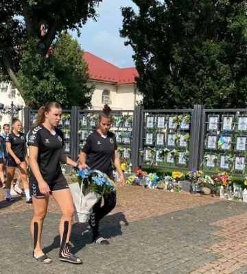 Гандболистки львовской Галичанки почтили память погибших воинов Гандболистки львовской Галичанки почтили память погибших воинов