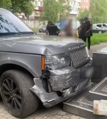 В Ровно пьяный водитель врезался в магазин, пытаясь скрыться от патрульных