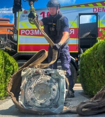 Знешкоджено бойову частину збитої ракети X-69, що впала біля будинку в Києві, - ДСНС. ФОТОрепортаж