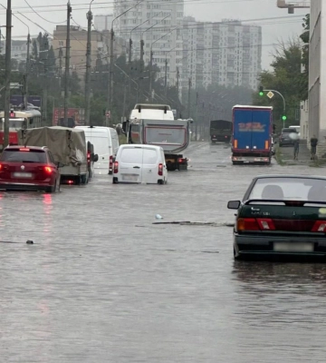 У Києві через негоду потоп – ускладнений рух на кількох вулицях, авто «плавають», фото