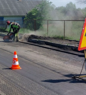 На Волині ремонтують дороги з вибоїнами за вісім мільйонів: де саме
