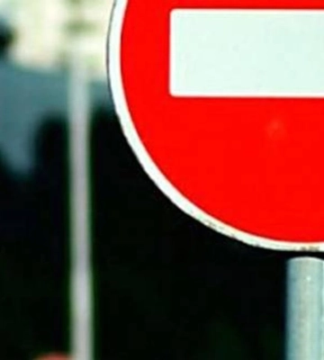Аварійно просів асфальт: у Києві на Лаврській частково обмежили рух